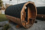 Hordó szauna 280 cm terasszal, elölnézet és kissé oldalnézet