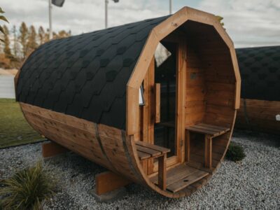 Hordó szauna 280 cm terasszal, elölnézet és kissé oldalnézet