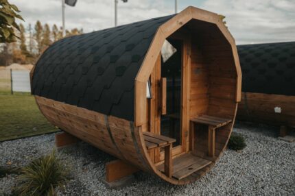 Hordó szauna 280 cm terasszal, elölnézet és kissé oldalnézet