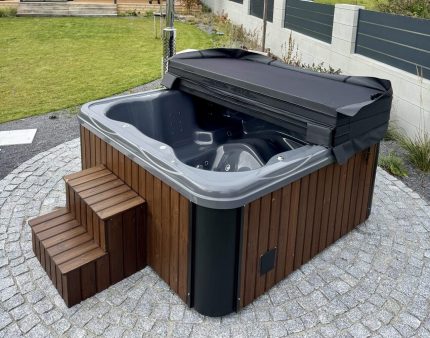 Kúpacia kaďa - štvorcová s miestom na ležanie